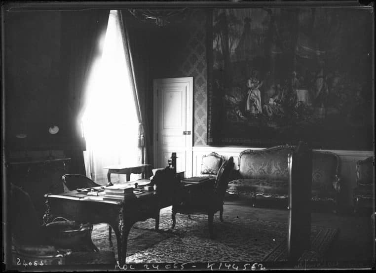 Photo d’archive d’un bureau de travail au Palais Cambon, dossiers sur le bureau et lumière venant de la fenêtre.