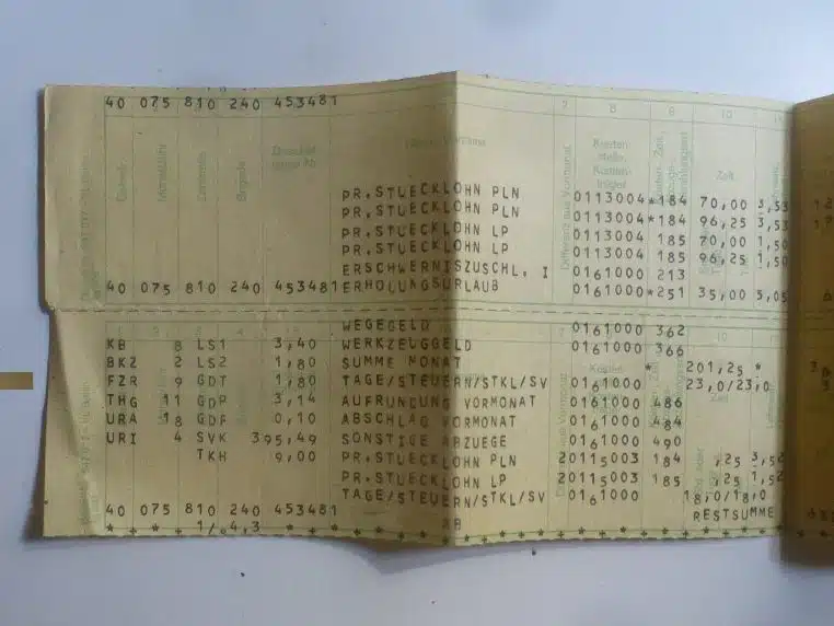 Fiche de paie en paysage, posée sur une table, montrant les montants bruts utiles pour valider un trimestre en 2026.