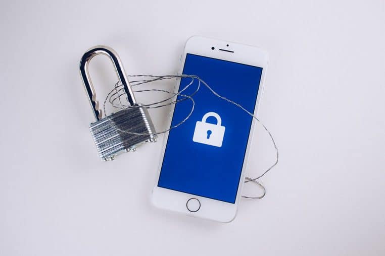 Écran de smartphone avec cadenas et code, illustrant la protection des données et la confidentialité des échanges.