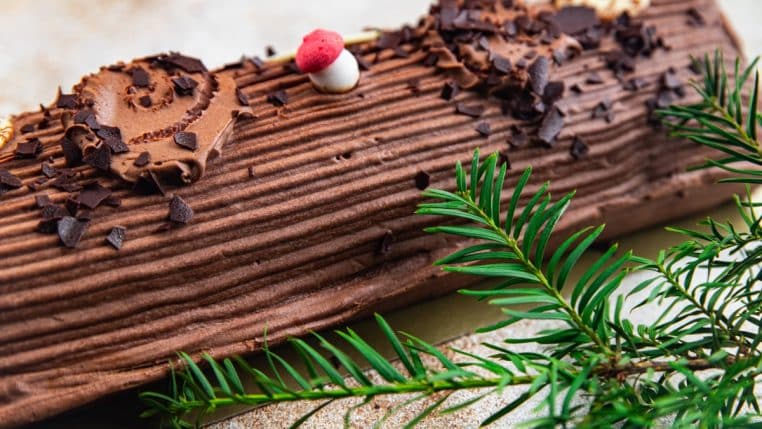 ENFANT trouve un caillou dans sa bucheee