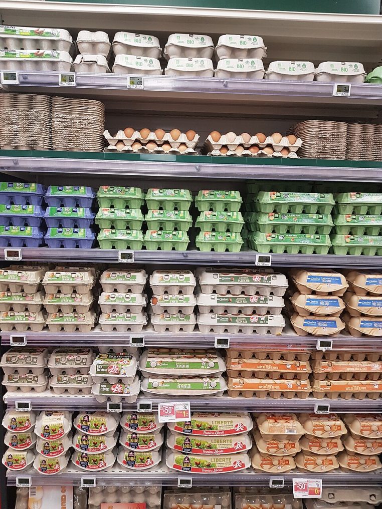Rayon d’œufs en supermarché, étagères alignées.