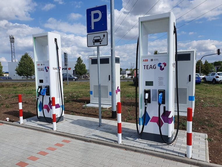 Borne de recharge pour véhicules électriques installée en extérieur, avec signalétique et connecteurs visibles.