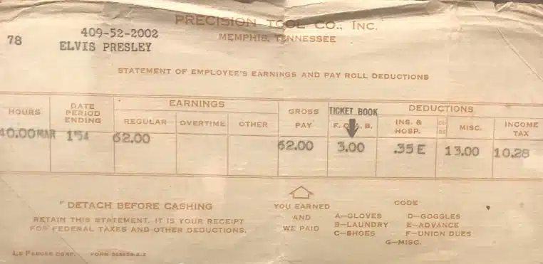 Gros plan horizontal d’un bulletin de salaire, chiffres et lignes visibles, illustrant la validation des trimestres retraite.
