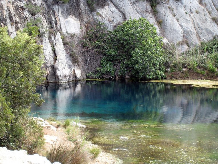 Vasque et résurgence de la Font d’Estramar à Salses-le-Château, eau claire au pied des roches.