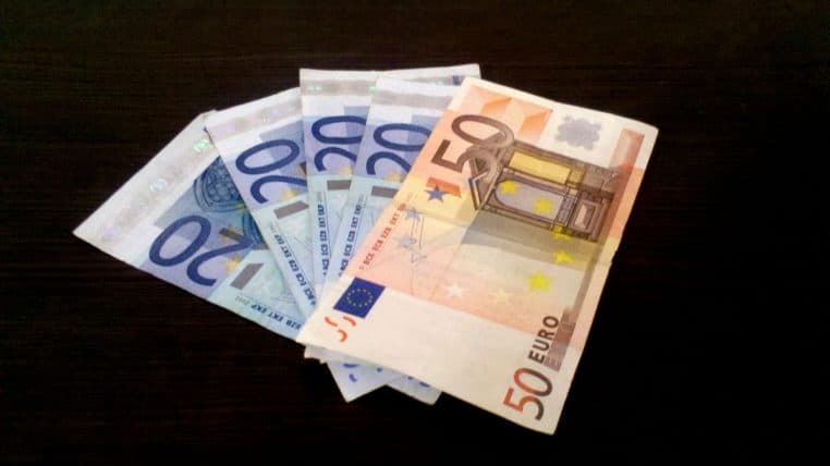 Billets en euros étalés (différentes coupures), symbolisant la monnaie unique et les enjeux de stabilité financière en zone euro.