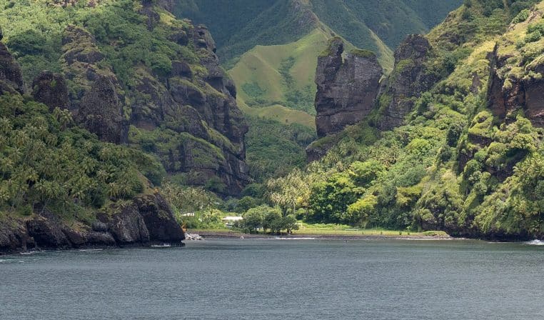 Vue panoramique de la baie de Hanavave à Fatu Hiva, aux Marquises, par temps clair