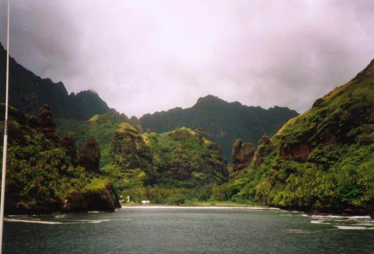Baie de Hanavave sur l’île de Fatu Hiva, reliefs volcaniques et mouillage au premier plan