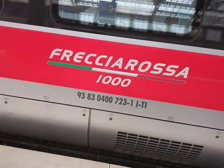 Train Frecciarossa 1000 de Trenitalia en gare parisienne, vu de trois-quarts.