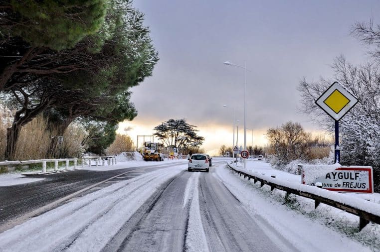 Route de Fréjus sous la neige, voitures garées et chaussée blanchie, visibilité hivernale et ambiance de froid