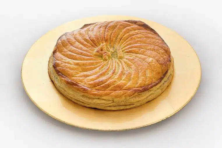 Galette des rois à la frangipane prête à être servie, pâte feuilletée dorée et décoration au couteau, vue de dessus.
