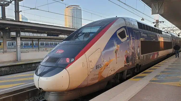 TGV INOUI en gare de Lyon Part-Dieu, avec rames et quais visibles.