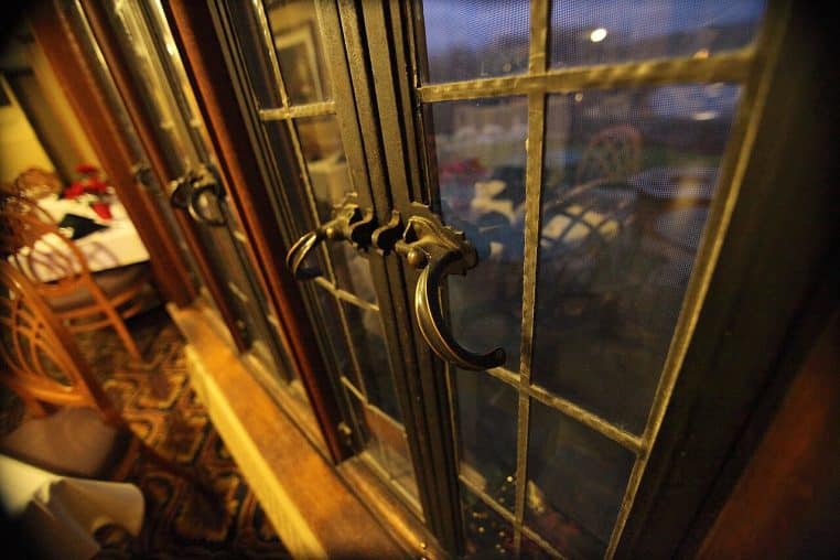 Poignées de fenêtres alignées sur des ouvrants.