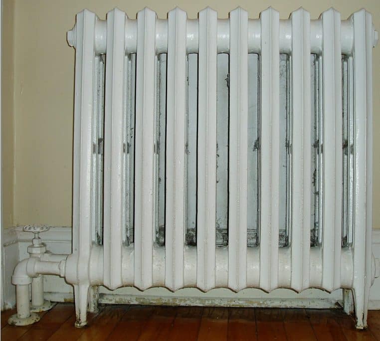 Radiateur de chauffage domestique en fonte, vu de près dans un intérieur.