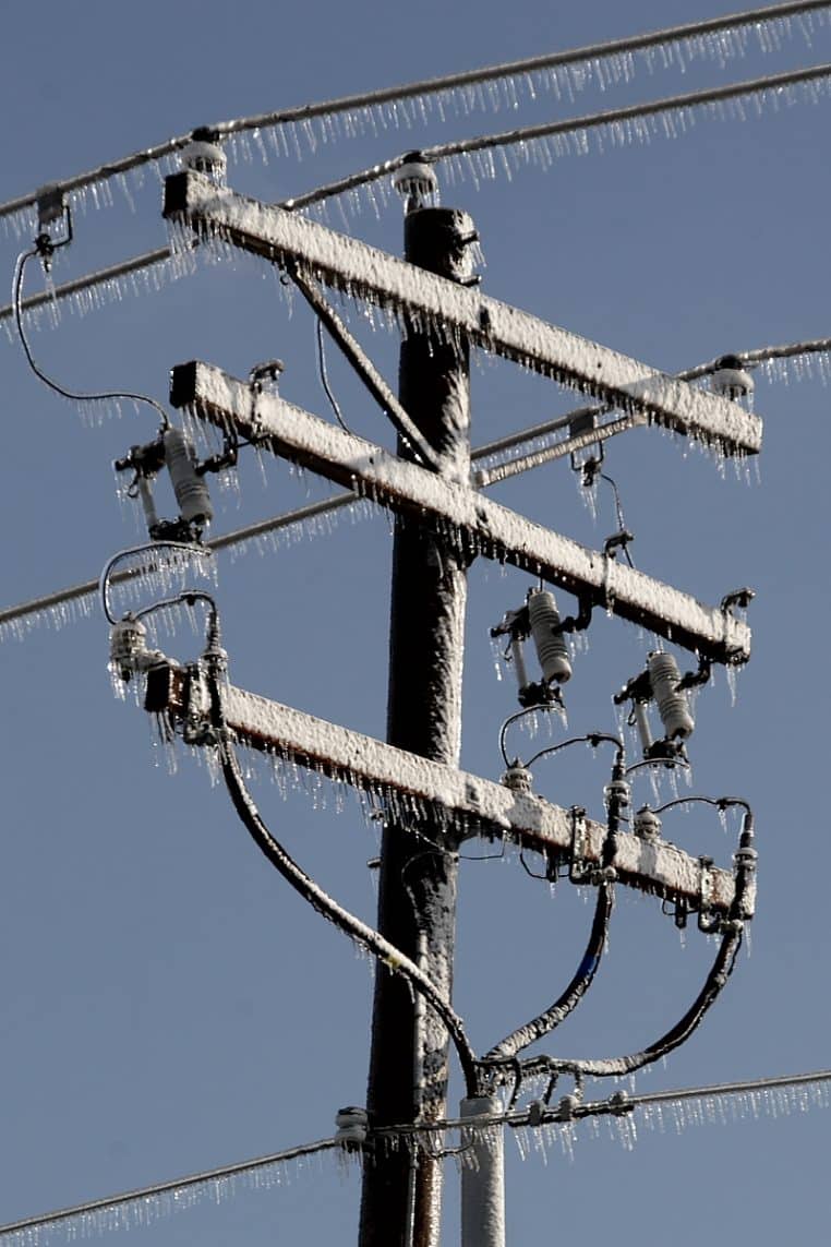 Câbles électriques couverts de glace, prêts à rompre lors d’un épisode de verglas.