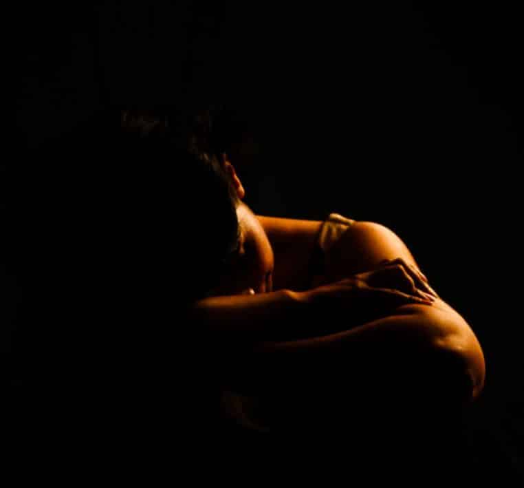 Femme éveillée dans son lit, illustrant l’insomnie et les réveils nocturnes.