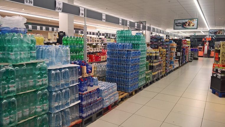 Intérieur d’un Lidl avec allées, rayonnages et signalétique, vue large sur l’espace de vente bien éclairé.
