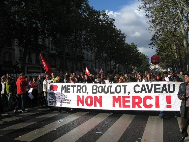 Manifestants dans les rues de Paris lors d’un mouvement contre la réforme des retraites en 2010.