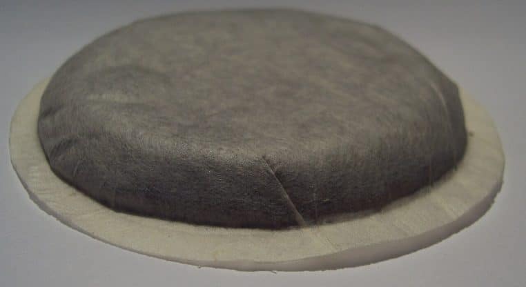 Dosette de café type Senseo en gros plan, texture visible, idéale pour illustrer cafetière à dosettes à petit prix