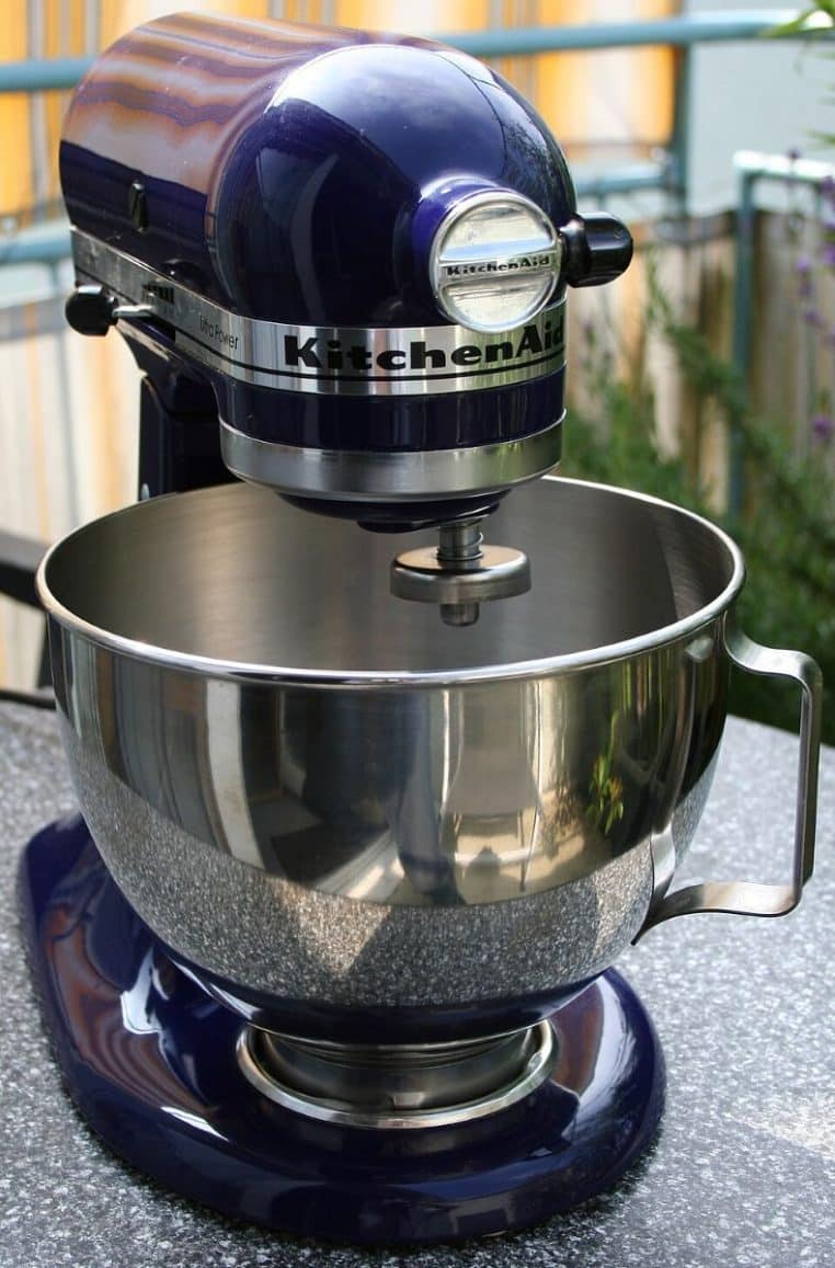 Robot pâtissier avec bol et accessoires sur un plan de travail