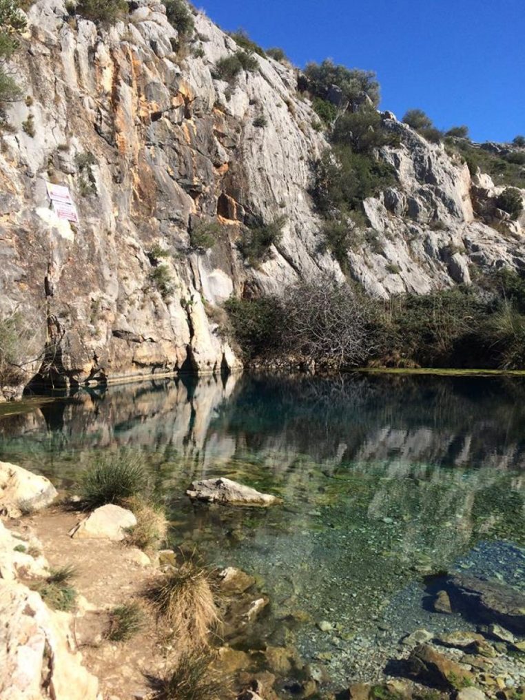 Vue d’ensemble de la Font d’Estramar et de son environnement rocheux en bordure de plaine.