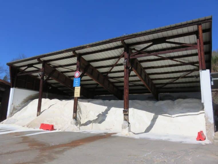 Bâtiment de stockage de sel pour le salage des routes, tas de sel visible, logistique hivernale en arrière-plan