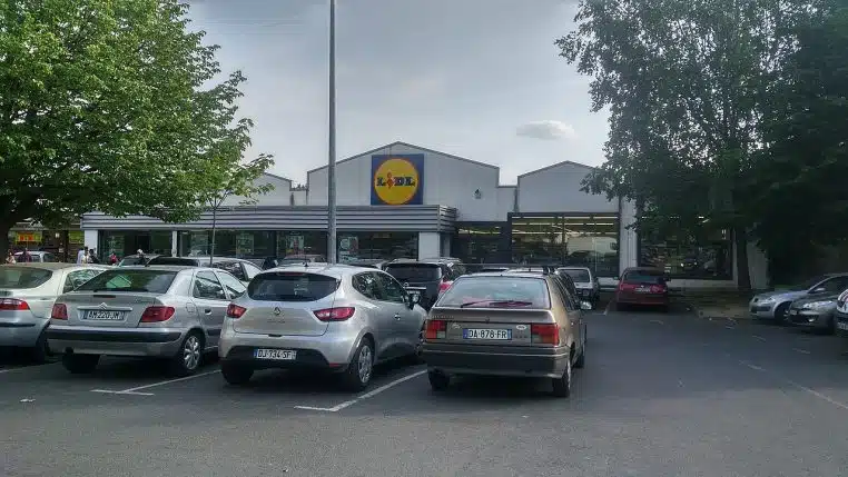 Façade d’un supermarché Lidl dans Paris, avec l’enseigne bleue et jaune au-dessus de l’entrée.