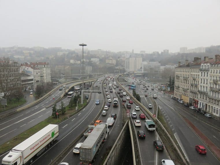 Autoroute A6 à Lyon sous une fine neige, voies de circulation visibles depuis Perrache et ciel d’hiver gris