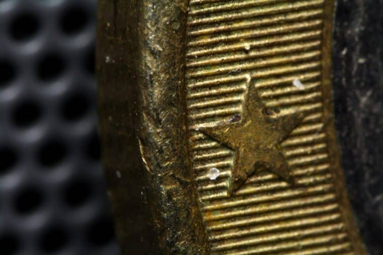 Gros plan d’une pièce de 1 euro, détails très visibles, photographie macro.