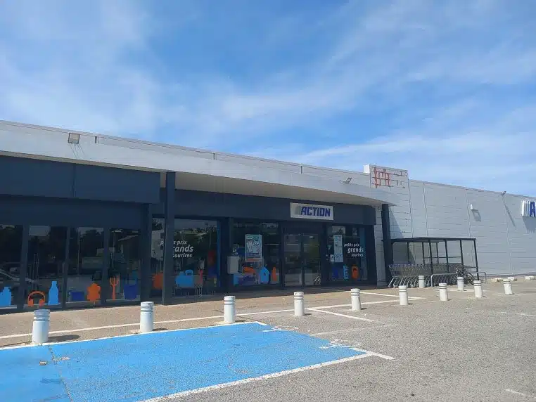Façade d’un magasin Action à Carpentras, avec l’enseigne bleue et rouge et l’entrée vitrée.