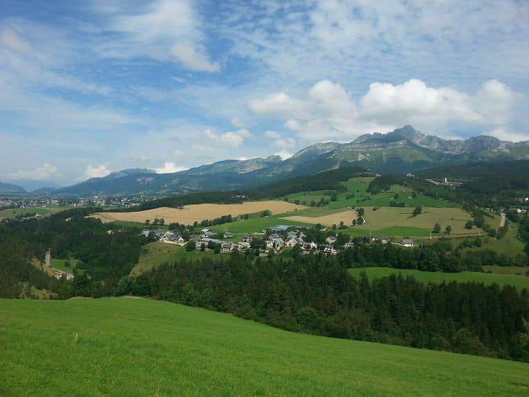 Paysage d’été à Villard-de-Lans dans le Vercors, prairies et crêtes des Quatre Montagnes sous un grand ciel.