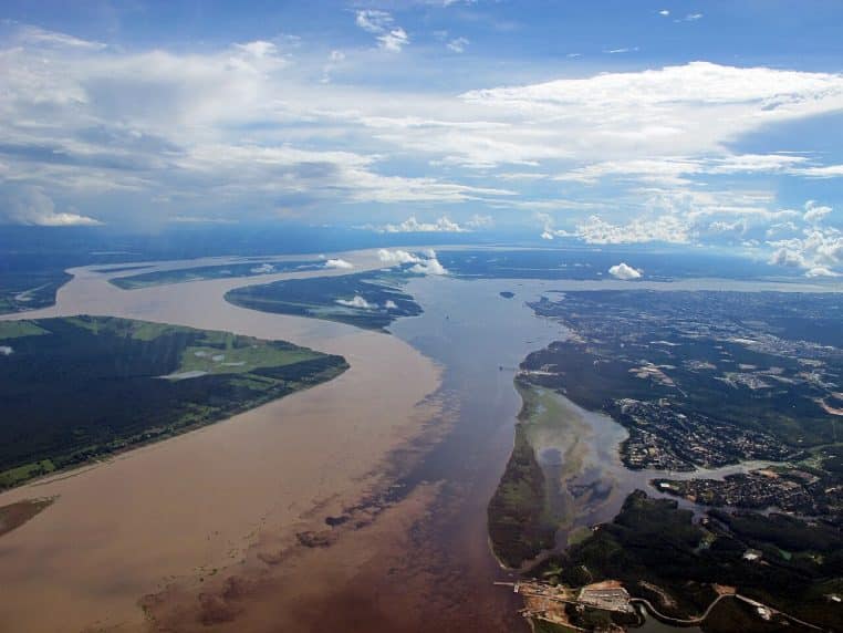 Vue aérienne du « Meeting of Waters » près de Manaus, où deux eaux de couleurs différentes se côtoient.