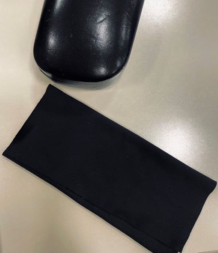 Chiffon microfibre de nettoyage posé à plat.