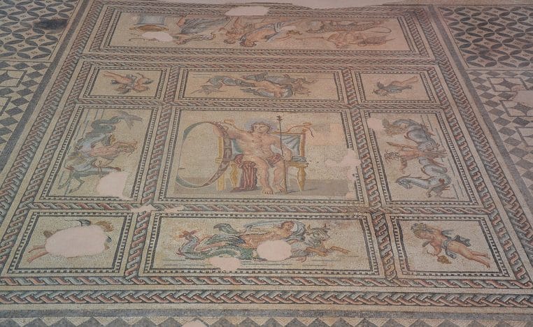 Mosaïque antique représentant un zodiaque et une roue astrologique, photographie en plongée avec détails des signes.