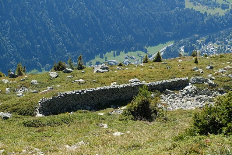 Ouvrage de protection anti-avalanche à Chamonix, sur un versant enneigé