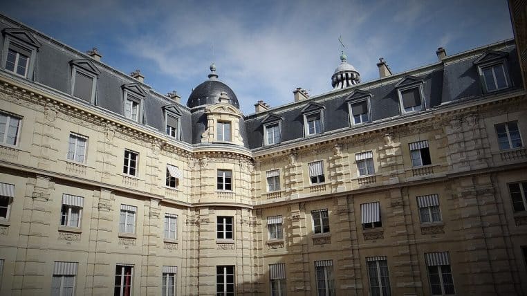 Vue en plan large du Palais Cambon à Paris, façade et toits, siège de la Cour des comptes, en journée.
