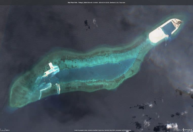 Image Sentinel-2 de Pearson Reef dans les Spratleys, récif transformé avec digue, zone sableuse et chenal.