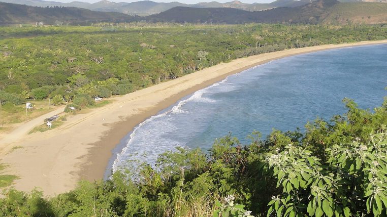 Plage de la Roche Percée à Bourail, sable et littoral calédonien.