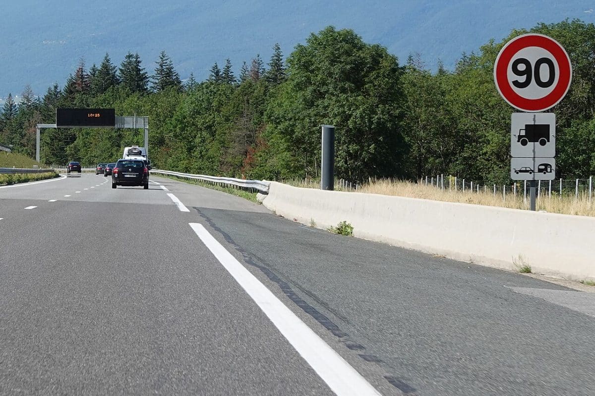Comprenait Sur cette route limitée à 90 km/h, un radar a flashé à la chaîne… et ...