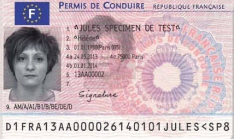 Recto d’un permis de conduire français au format carte, avec photo d’identité et mentions administratives.