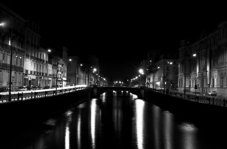 Vue nocturne de Rennes avec la Vilaine et les lumières de la ville, ambiance urbaine d’hiver en Bretagne.