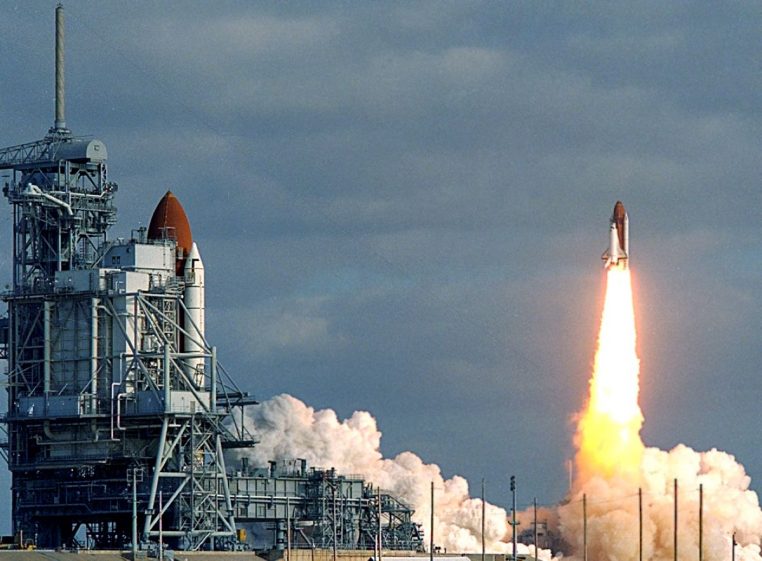 Le télescope spatial Hubble déployé en orbite terrestre après la mission STS-31.