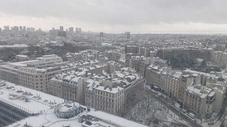 Toits de Paris couverts de neige vus depuis la tour Zamansky, avec les immeubles du centre de la capitale au second plan.