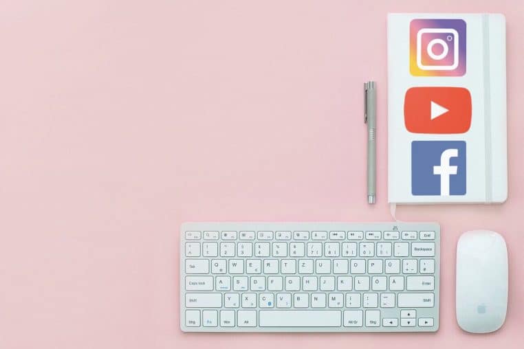 Montage d’icônes de réseaux sociaux sur fond clair, composition horizontale, ambiance marketing numérique.