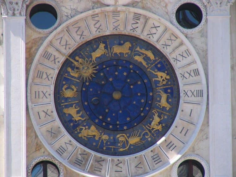 Horloge astronomique de la place Saint-Marc à Venise, cadran bleu avec signes du zodiaque et chiffres romains.