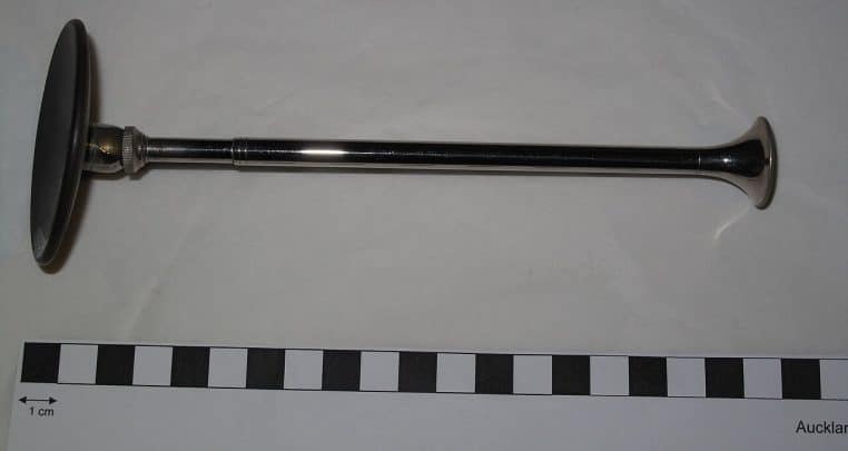 Stéthoscope photographié comme objet patrimonial, posé sur fond neutre