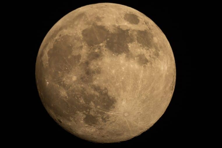 Une superlune photographiée en gros plan, disque lunaire très lumineux et détaillé sur fond de ciel sombre.