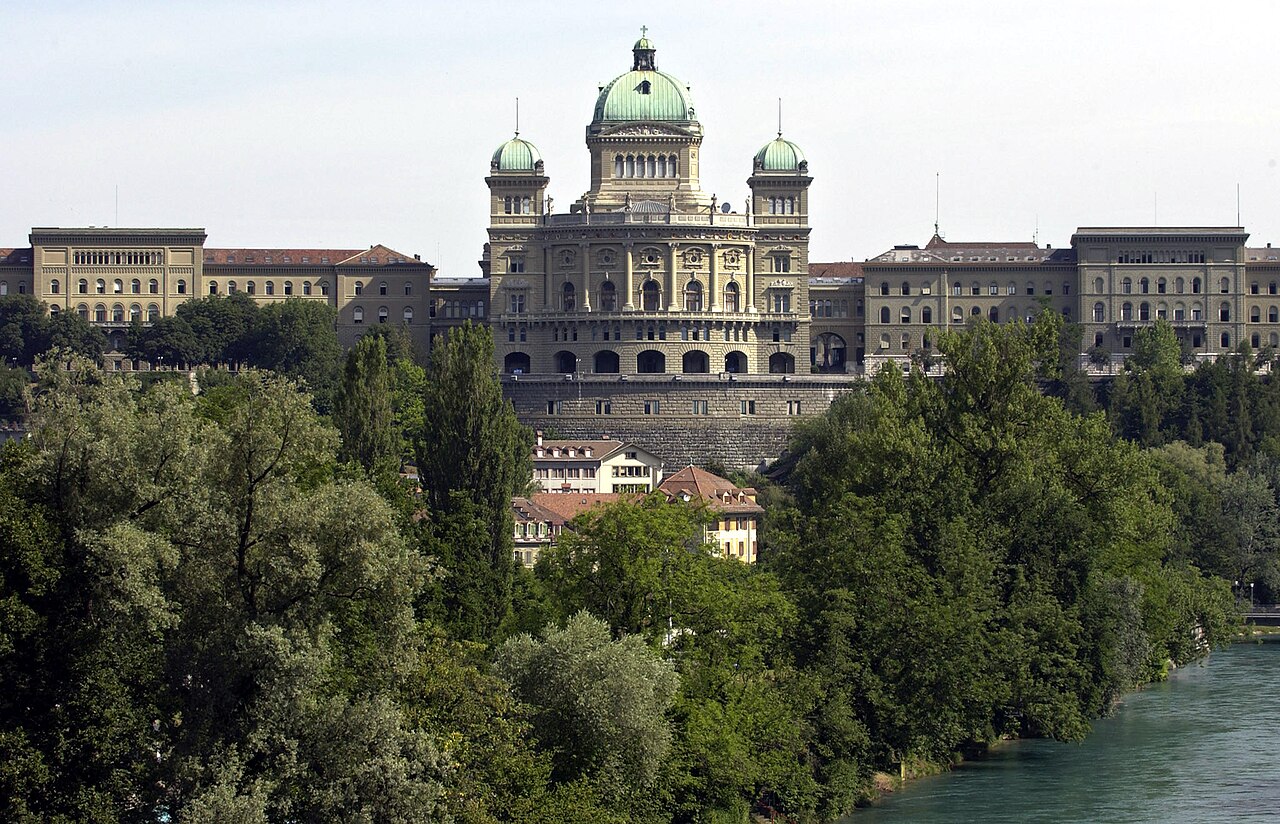 Le Palais fédéral de Suisse à Berne vu depuis le sud, bâtiment institutionnel au-dessus de l’Aar