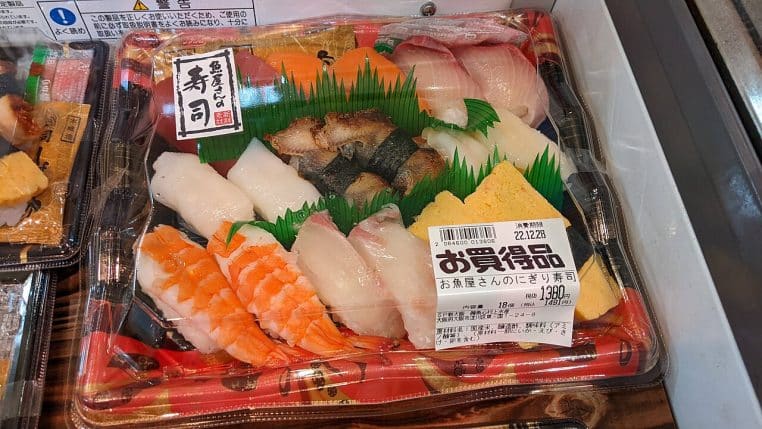 Plateau de sushis à emporter en supermarché japonais, assortiment de pièces sur barquette, vue horizontale