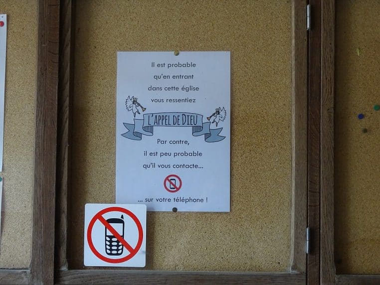 Panneau routier interdisant l’usage du téléphone au volant