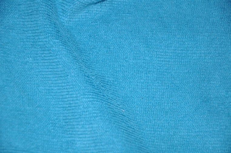 Chiffon bleu en microfibre en gros plan, texture visible, utile pour illustrer l’entretien et le nettoyage des surfaces.